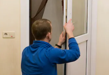 Как выполнить ремонт пластиковой двери своими руками